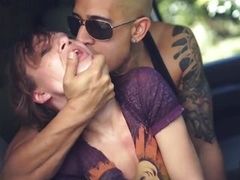 Фэй во власти возбужденного парня в автомобиле